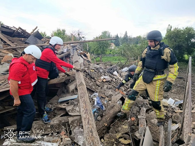 На Харківщині врятовано матір з дитиною з-під завалів після авіаудару